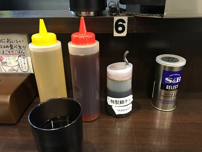 春日亭の卓上調味料