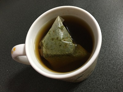G-デトックハーブティーを飲む